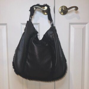 Black hobo bag with faux fur